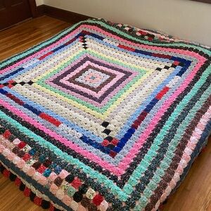 vintage hand stitched Yo-Yo quilt